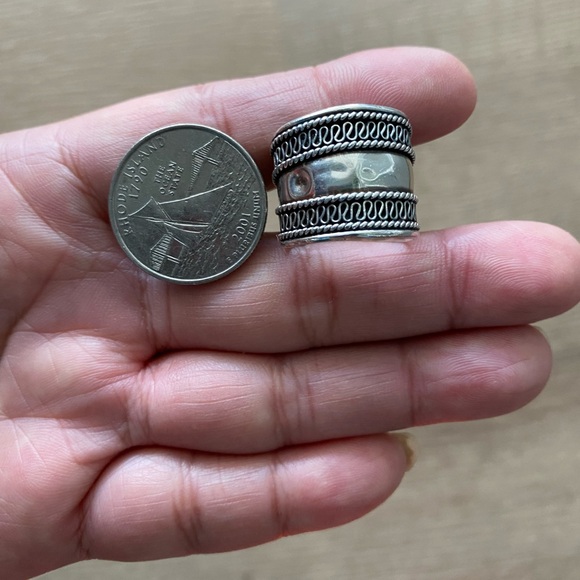 Vintage sterling silver wide band ring with scroll detail - Picture 3 of 7
